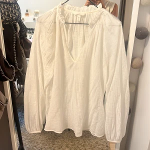 Blus från hm - Så snygg blus passar till mycket använd vid få tillfällen 