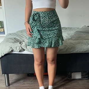 Omlottkjol - Fin omlottkjol från Shein. Den är endast använd ett fåtal gånger och i fint skick. Frakt tillkommer❣️