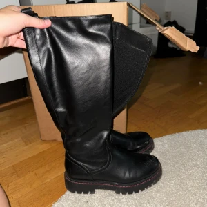 Svarta dkor - väl använda, lite slitna fram till men inte alls mycket 🖤