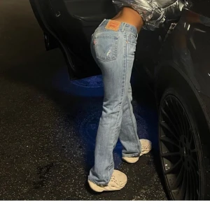 Lowwaist levis jeans - Säljer nu mina favorit byxor out of all time🥺 Dessa är vintage levis jeans. Dem är flared och modellen säljs inte längre. Dom passar inte mig längre men sååååååå fina på❤️  W28L32