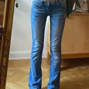 Lågmidjade jeans - Lågmidjade bootcut jeans! Jag skulle uppskatta storleken som 34 eller w25. Innerbenslängden på jeansen är 75cm och midjemåttet är 35cm. Superbra skick!