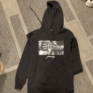 Svart hoddie - En svart hoddie som är i storlek S. Dock så är den lite mindre än S för den är typ en storlek mindre än vad det står