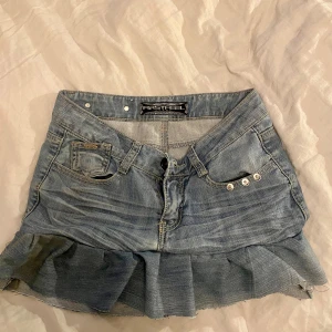 Volang jeanskjol  - Jeanskjol med volanger som jag har sytt om från ett par lågmidjade jeans. 