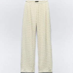 Zara Set/ Del av set - Topp - S   Byxa - M 🤍 Köp båda för 400 eller Topp - 200kr    Byxa - 300kr 🤍 Färgen är cream vit