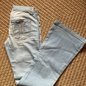 Fornarina jeans  - Fornarina jeans i lågmidjad, utsvängd modell. Tyget lite lätt randigt i tvätten