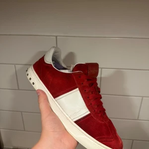 Valentino flycre - (SÄLLSYNT) säljer ett par Valentino flycrew box ingår it men allt annat en spik av men kan lösa en extra med endast 4799