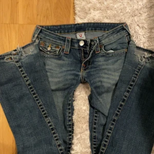 true religion jeans - ett par trues som jag köpt på sellpy för något år sedan. enda defekten är att dem blivit lite slitna längst ner på benen. köpta för 1200kr, skriv privat för mått, det står storlek 26 och det passar mig som brukar ha xs-s.💕