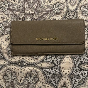 MK plånbok - Michael Kors plånbok i nyskick.