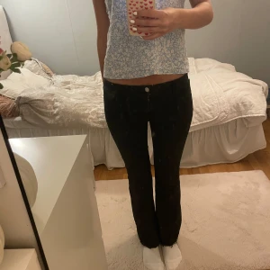 Fina jeans!! - Superfina lågmidjade jeans från H&M!! Storlek 158 och i superfint skick!💘💘