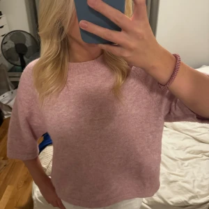 Rosa stickad tröja - Säljer denna trendiga stickade topp från & other stories. En superfin rosa stickad tröja som har en loose passform och trekvartsärmar, vilket gör den både bekväm och stilren. Tröjan är i nyskick och passar perfekt till både jeans och kjol. Perfekt för en avslappnad dag ute eller en mysig hemmakväll! 💖