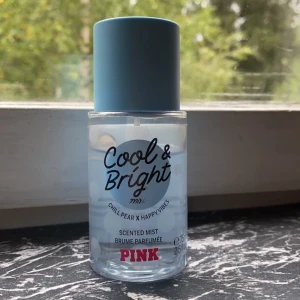 Parfym  - Victoria’s Secret parfym🥰75ml och ni kan se hur mycket det är kvar i flaskan. Doftar super gott 