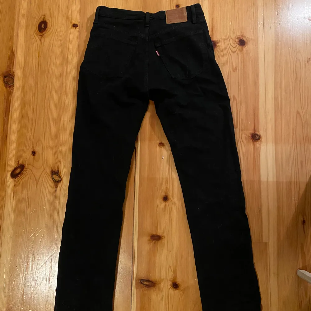 Säljer mina fina levis 501 i svart, använda Max 10 gånger så mycket bra skick!  Nypris: 1149kr. Jeans & Byxor.