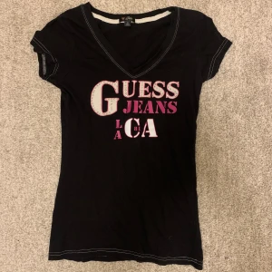 guess t shirt - skit snygg guess t shirt, med små nitar och rosa text, hör av dig vid frågor
