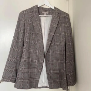 Grå rutig kavaj H&M - Grå rutig kavaj från H&M, storlek 34. Som ny!