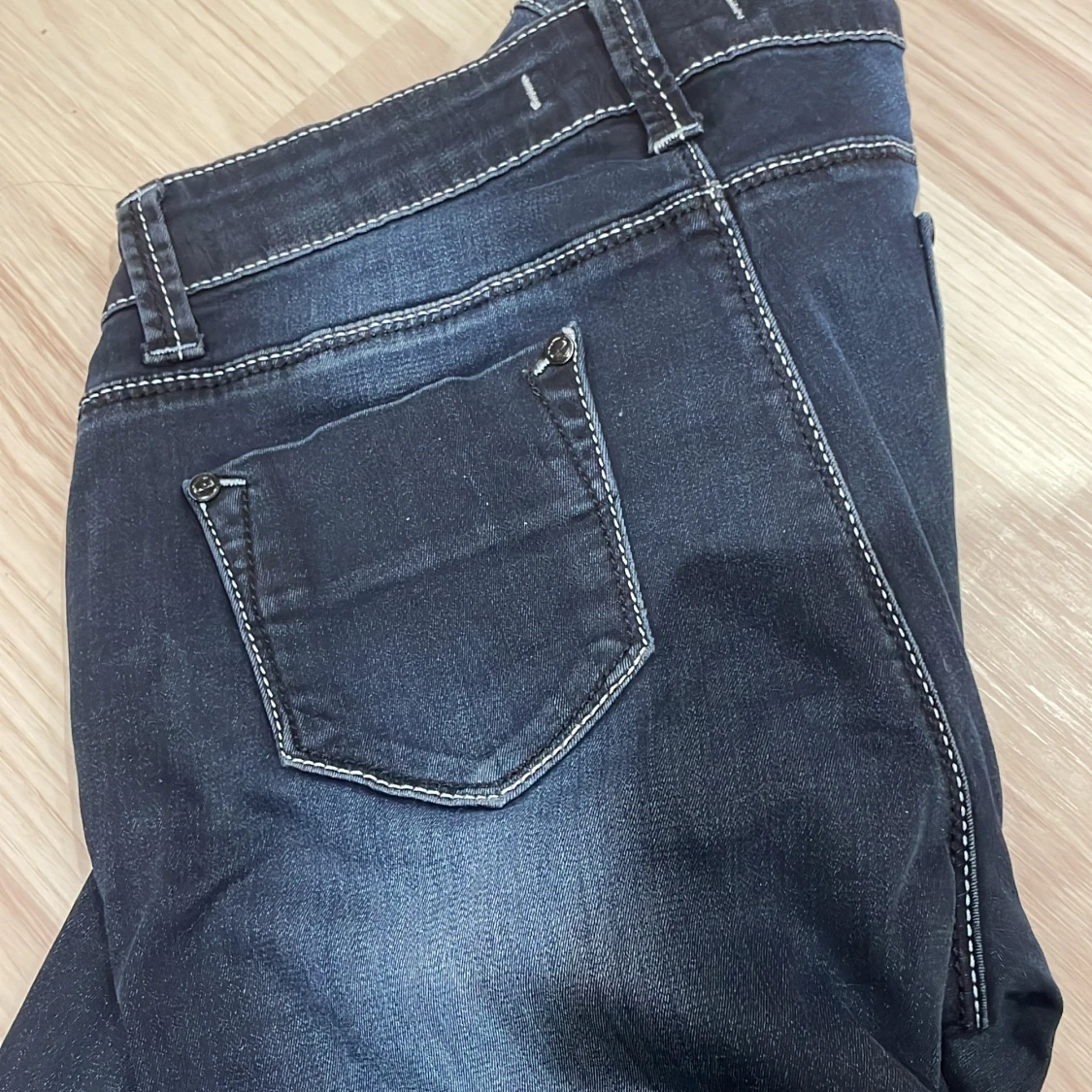 Mörkblå jeans från ANG - 92