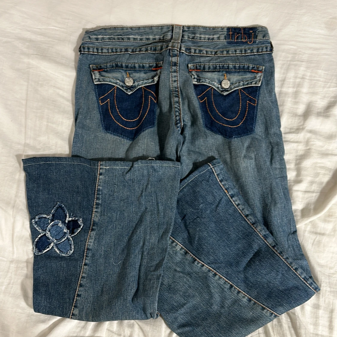 lågmidjade JÄTTE bootcut true religion jeans