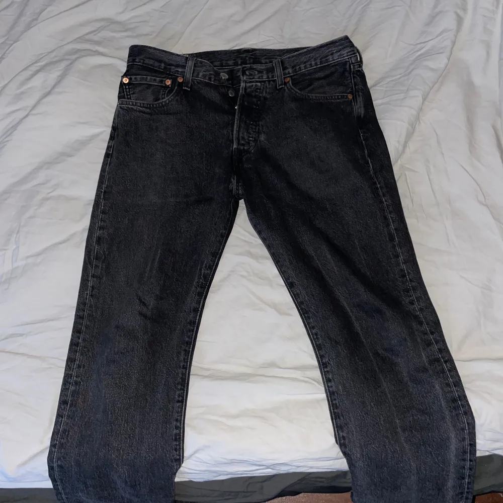 Riktigt snygga levis 501 Jeans. Säljer för att dom sitter lite för stort i midjan på mig. 32/32 är storleken, dom är sällan använda. . Jeans & Byxor.