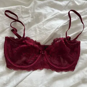 Fin vinröd bh från twilfit by change lingerie.  Endast provad och tvättat men aldrig använd.  Storleken är 65F i Change storlek. Skulle säga att det motsvarar 70b / 65c i normala storlekar!  Superfin och lyxig. Nypris är runt 799 på en sån här.