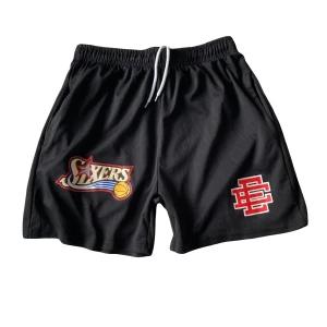 Eric Emanuel shorts  - Svarta emanuel shorts, står M fast e ganska små.