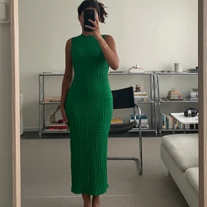 Grön Zara klänning - Grön zara klänning i storlek M jag är vanligtvis en XS så den är liten i storleken men även stretchig så skulle passa en M också. Helt ny, aldrig använd med lapp kvar. 