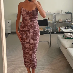 Rosa / lila klänning Asos - Rosa/lila mönstrad klänning med tunna axelband från Asos. Aldrig använd. Storlek xs men stretchig. 