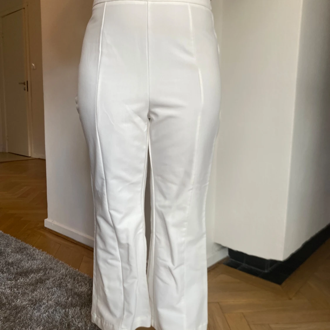 Vita högmidjade byxor