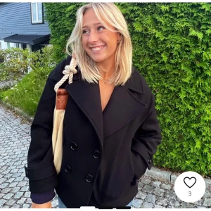 Kappa - Supersnygg kappa i BEIGE INTE BLÅ! Kommer inte till användning tyvärr men perfekt till hösten!🤩