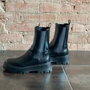 Stövlarna och köpta från H&M i storlek 39. Chelsea boots - inspirerade. Ganska ”chunky” och plattform men fortfarande väldigt fina på. Bra skick! 