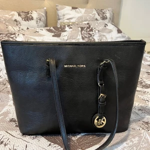 Handväska  - Den har inga skador och använt ett par gånger.