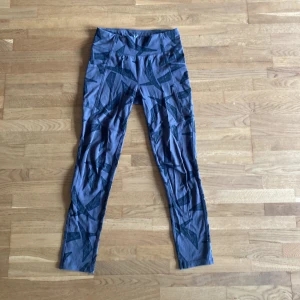 Gråa soc träningsbyxor med fickor och mönster - Använda få gånger mycket bra skick 