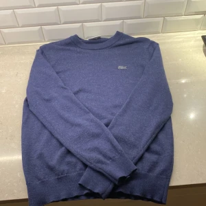 lacoste sweatshirt - strl M  använd fåtal gånger  väldigt bra skick