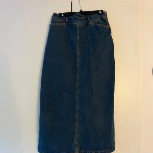 Super fin jeans kjol - Super fin jeans kjol med slits ifrån H&M😍😍  Storlek: 44