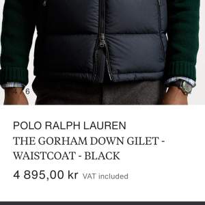 Ralph lauren väst i absolut nyskick, använd kanske 5 gånger max. Inga märken, håll eller annat skit. Toppskick. 100% äkta, köpt på Joel & Jolina i borås, kvittot kasta jag för länge sen då den är köpt för ca 1 år sedan. Qr kod finns på sista bild.