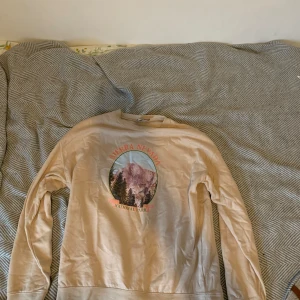 Sierra Nevada tröja - Beige tröja med tryck på. Mjukt tyg och bra kvalitet