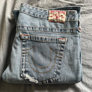 Ljusblå jeans från True Religion - Säljer de här lågmidjade bootcut jeansen från True Religion pågrund av att de var för stora. Skriv för fler bilder eller om du har några frågor 💗