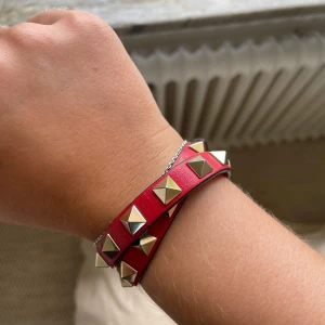 Valentino armband - Nypris: 3365 kr Mörkt sträck vid spännet (se bild 3) Kan sälja för billigare vid snabb affär!