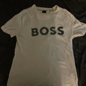 Hugo boss t shirt  - En Hugo boss t shirt i fint skick, väldigt snygg. Hör av er vid intresse/fler bilder!🙌