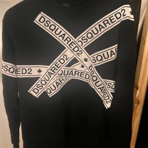 Dsquared2 Tröja - Riktigt Bra skick dok ett litet hål i baksidan man knappt ser. Den är i M fast skulle nog säga S. Perfekt när Hösten närmar sig! Riktigt snygg Tveka Inte att skriva efter funderingar elr pris sänkning kan fixas!🤝