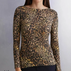 Leopard tröja  - Leopard tröja från intimissimi , jätte fin o tunn💕 Jag brukar ha på den som en tubtopp och sen knyta armarna runt nacken , då blir de en as snygg topp och man kan även ha den som en one shoulder tröja