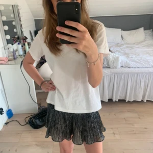 glittrig kjol - köpt den från en tjej på plick och hon har tagit bort innershortsen som fanns i kjolen, och även lappen så vet inte vilken storlek det är! skulle säga att den är S/XS då den passar mig som oftast har de storlekarna🙌🏼🙌🏼lite nopprig (se bild)
