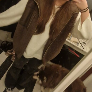 Teddy väst - Super fin och gosig teddy väst, köpt från ASOS men använd max 5 ggr, så i ny skick!