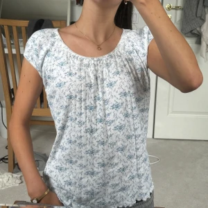 Vit och blå blommig topp - Säljer en söt vit topp med blått blommönster, topp skick utan defekter! 