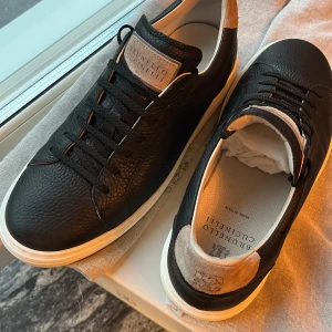 Brunello cucinelli skor - Det välgjorda hantverket, omsorg och italiensk elegans är något som genomsyrar varumärket Brunello Cucinelli. Dessa sneakers med sportiga influenser är tillverkade av noga utvalt kalvskinn.