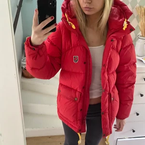 Fjällräven dunjacka  - Intressekoll på min röda fjällräven jacka i storleken M, köpt förra året och är i jättebra skick 💗 Nypris är 6 999 kr 💗