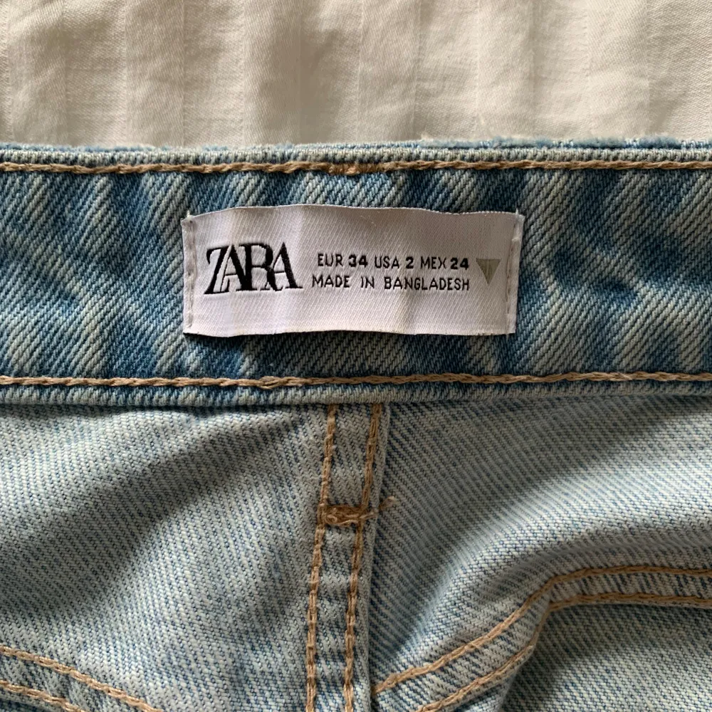 Ett par jeans ifrån zara, de är i mid waist modell men man kan bära dem lågmidjade och för mig som är 160 så passar de högmidjat också. Liten fläck på ena bakfickan som man ser på första bilden men går säkert att tvätta bort! . Jeans & Byxor.