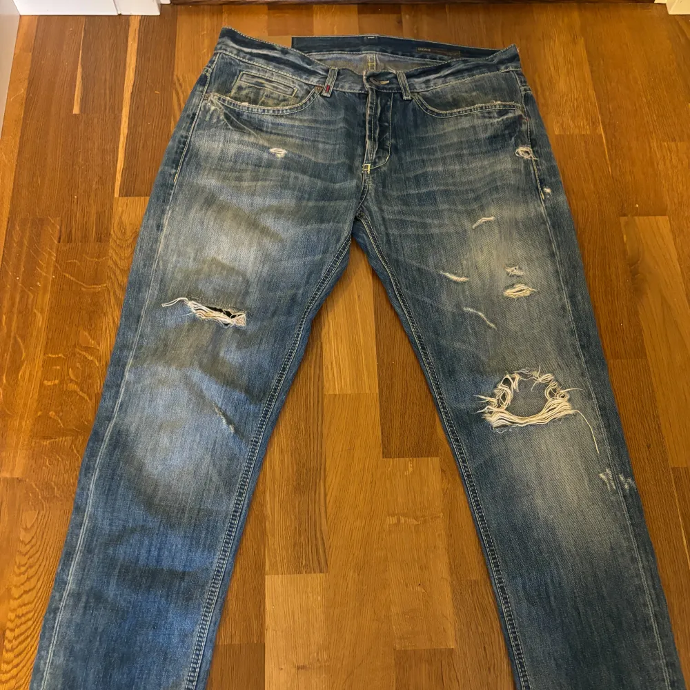 Dondup jeans i modellen george. Dom är i storlek 34 och i lagom bra skick.  Obs dom är omsydda på längden så för att veta om dom passar just dig så kan du mäta innerbenet av dina jeans, innerbenet är 71 cm. Hör av dig för mer information!. Jeans & Byxor.