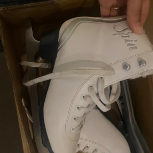 Skridskor  - Säljer mina skridskor i bra skick, paketet och skydden ingår