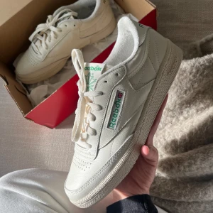 Reebok Vintage Club C85 - Säljer mina super snygga Reebok i storlek 40, köpta på Zalando. Endast använda 1 gång, säljer pga de är för små. Nypris: 1299kr