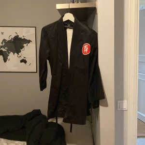 Svart jacka från Budo-Nord - ninjutsu dräkt med vit bälte