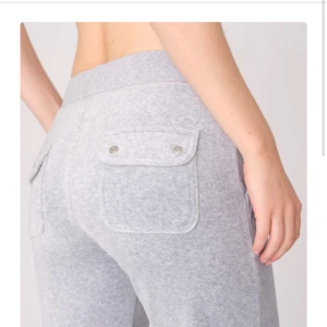 Juicy couture byxor!💞 - Säljer nu mina juicy coutore byxor i storlek xs,dem är i jätte bra skick och dem är så himla sköna💞 nypris 1200kr, nuvarande pris går att diskutera🤗